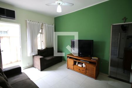 Sala de casa para alugar com 2 quartos, 180m² em Cordovil, Rio de Janeiro