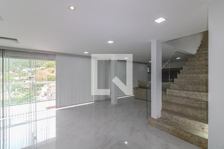 Sala de casa de condomínio para alugar com 5 quartos, 200m² em Vargem Grande, Rio de Janeiro