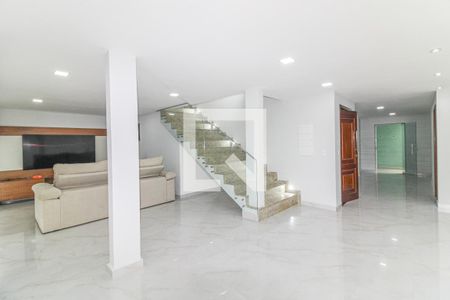 Sala de casa de condomínio para alugar com 5 quartos, 200m² em Vargem Grande, Rio de Janeiro