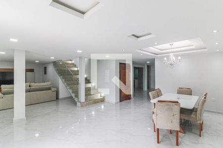 Sala de casa de condomínio para alugar com 5 quartos, 200m² em Vargem Grande, Rio de Janeiro