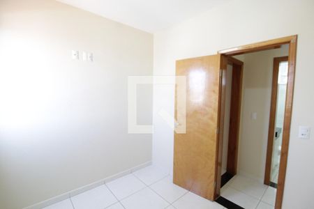 Quarto 1 de apartamento para alugar com 2 quartos, 50m² em Santa Mônica, Uberlândia