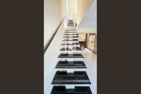 Casa à venda com 269m², 4 quartos e 4 vagas Casa à venda com 269m², 4 quartos e 4 vagasEscada