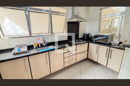 Casa à venda com 269m², 4 quartos e 4 vagas Casa à venda com 269m², 4 quartos e 4 vagasCozinha