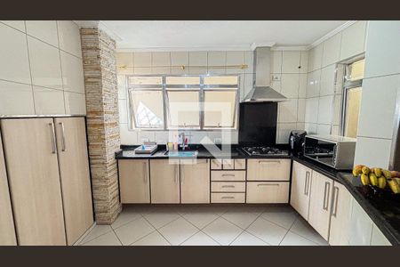 Casa à venda com 269m², 4 quartos e 4 vagas Casa à venda com 269m², 4 quartos e 4 vagasCozinha