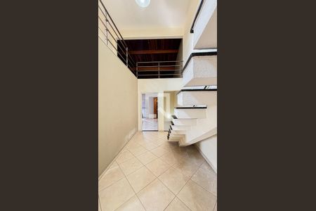 Casa à venda com 269m², 4 quartos e 4 vagas Casa à venda com 269m², 4 quartos e 4 vagasCorredor