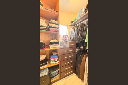 Casa à venda com 269m², 4 quartos e 4 vagas Casa à venda com 269m², 4 quartos e 4 vagasCloset