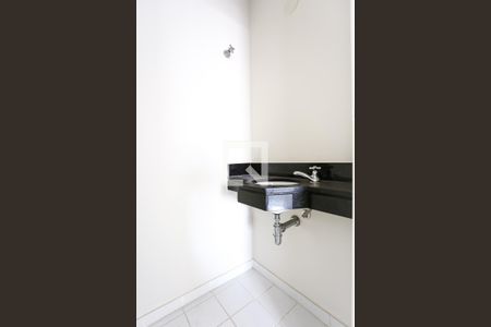 Lavabo de apartamento à venda com 1 quarto, 90m² em Vila Suzana, São Paulo