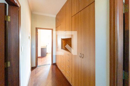 Hall das suítes  de casa de condomínio para alugar com 3 quartos, 270m² em Chácaras Silvania, Valinhos