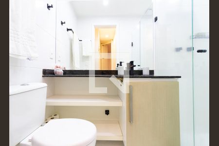 Banheiro da suíte de apartamento para alugar com 2 quartos, 92m² em Leblon, Rio de Janeiro