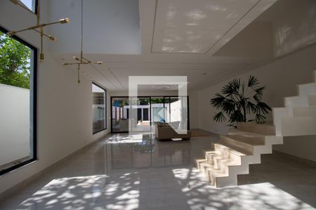 Sala de casa de condomínio à venda com 4 quartos, 400m² em Barra da Tijuca, Rio de Janeiro