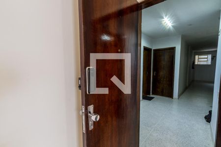 Sala - Porta com fechadura eletrônica de apartamento para alugar com 3 quartos, 87m² em Bigorrilho, Curitiba