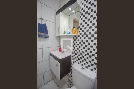 Banheiro de apartamento para alugar com 2 quartos, 53m² em Jardim Catarina, São Gonçalo