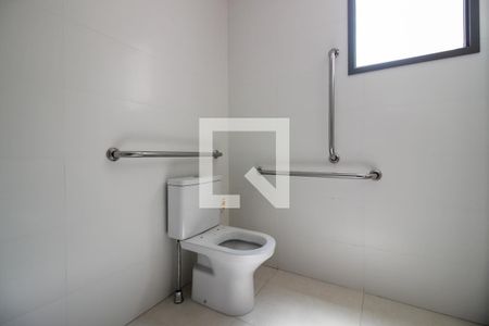 Banheiro de kitnet/studio para alugar com 1 quarto, 21m² em Paraíso, São Paulo