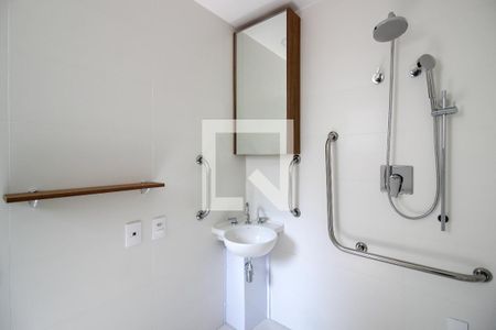 Banheiro de kitnet/studio para alugar com 1 quarto, 21m² em Paraíso, São Paulo