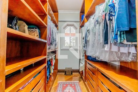 Casa de condomínio à venda com 667m², 4 quartos e 6 vagas Casa de condomínio à venda com 667m², 4 quartos e 6 vagasCloset