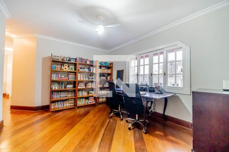 Casa de condomínio à venda com 667m², 4 quartos e 6 vagas Casa de condomínio à venda com 667m², 4 quartos e 6 vagasEscritório