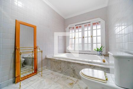 Casa de condomínio à venda com 667m², 4 quartos e 6 vagas Casa de condomínio à venda com 667m², 4 quartos e 6 vagasBanheiro