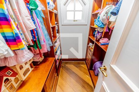 Casa de condomínio à venda com 667m², 4 quartos e 6 vagas Casa de condomínio à venda com 667m², 4 quartos e 6 vagasCloset