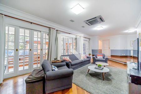 Casa de condomínio à venda com 667m², 4 quartos e 6 vagas Casa de condomínio à venda com 667m², 4 quartos e 6 vagasSala de TV