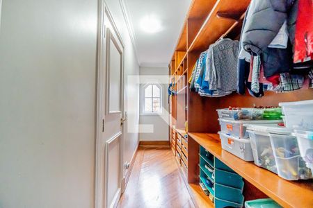 Casa de condomínio à venda com 667m², 4 quartos e 6 vagas Casa de condomínio à venda com 667m², 4 quartos e 6 vagasCloset