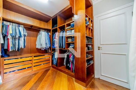 Casa de condomínio à venda com 667m², 4 quartos e 6 vagas Casa de condomínio à venda com 667m², 4 quartos e 6 vagasCloset