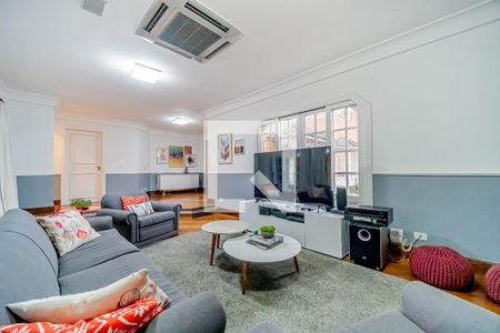 Casa de condomínio à venda com 667m², 4 quartos e 6 vagas Casa de condomínio à venda com 667m², 4 quartos e 6 vagasSala de TV