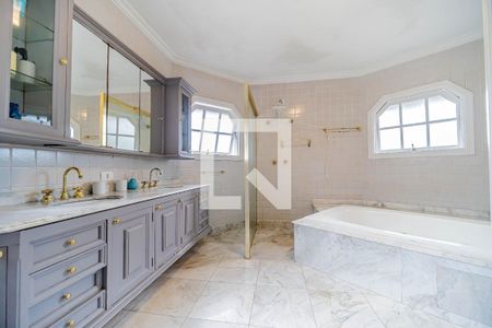 Casa de condomínio à venda com 667m², 4 quartos e 6 vagas Casa de condomínio à venda com 667m², 4 quartos e 6 vagasBanheiro