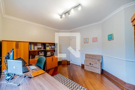 Casa de condomínio à venda com 667m², 4 quartos e 6 vagas Casa de condomínio à venda com 667m², 4 quartos e 6 vagasEscritório