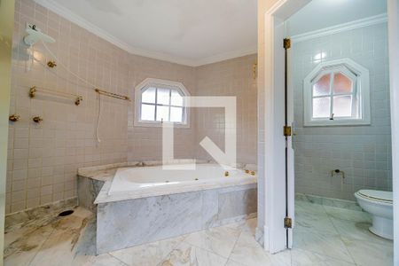 Casa de condomínio à venda com 667m², 4 quartos e 6 vagas Casa de condomínio à venda com 667m², 4 quartos e 6 vagasBanheiro