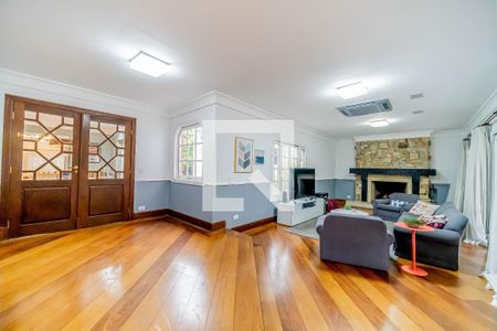 Casa de condomínio à venda com 667m², 4 quartos e 6 vagas Casa de condomínio à venda com 667m², 4 quartos e 6 vagasSala de TV