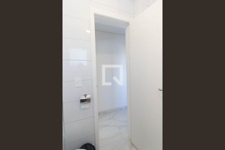 Banheiro Social de kitnet/studio para alugar com 1 quarto, 27m² em Guabirotuba, Curitiba