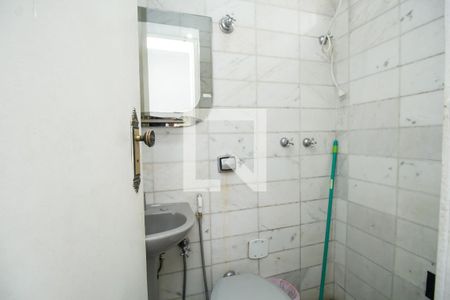 Banheiro de kitnet/studio para alugar com 1 quarto, 27m² em Lourdes, Belo Horizonte