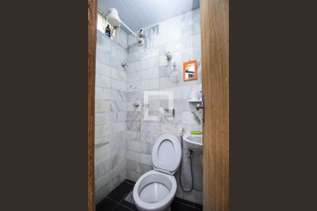 Banheiro de kitnet/studio para alugar com 1 quarto, 27m² em Lourdes, Belo Horizonte