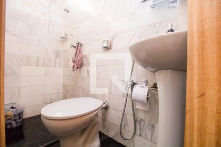 Banheiro de kitnet/studio para alugar com 1 quarto, 27m² em Lourdes, Belo Horizonte