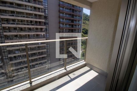 Varanda de kitnet/studio para alugar com 1 quarto, 28m² em Camorim, Rio de Janeiro