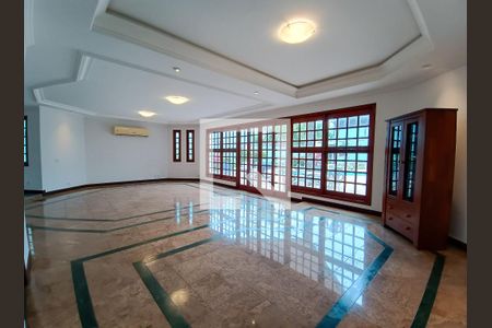 Sala de casa de condomínio para alugar com 6 quartos, 460m² em Barra da Tijuca, Rio de Janeiro