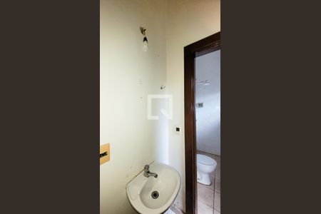 Casa de condomínio à venda com 400m², 5 quartos e 4 vagas Casa de condomínio à venda com 400m², 5 quartos e 4 vagasBanheiro de serviço