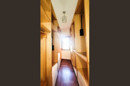 Casa de condomínio à venda com 400m², 5 quartos e 4 vagas Casa de condomínio à venda com 400m², 5 quartos e 4 vagasCloset da Suíte master