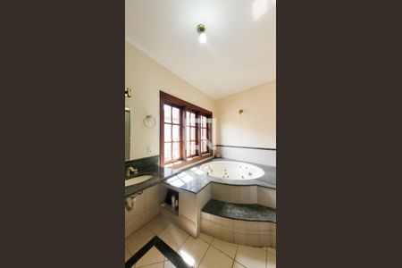 Casa de condomínio à venda com 400m², 5 quartos e 4 vagas Casa de condomínio à venda com 400m², 5 quartos e 4 vagasBanheiro da Suíte master