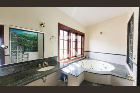 Casa de condomínio à venda com 400m², 5 quartos e 4 vagas Casa de condomínio à venda com 400m², 5 quartos e 4 vagasBanheiro da Suíte master