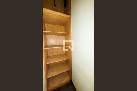 Casa de condomínio à venda com 400m², 5 quartos e 4 vagas Casa de condomínio à venda com 400m², 5 quartos e 4 vagasRoupeiro