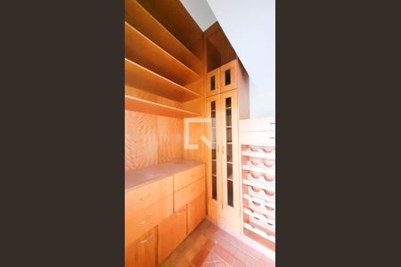 Casa de condomínio à venda com 400m², 5 quartos e 4 vagas Casa de condomínio à venda com 400m², 5 quartos e 4 vagasAdega