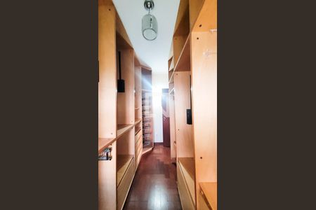 Casa de condomínio à venda com 400m², 5 quartos e 4 vagas Casa de condomínio à venda com 400m², 5 quartos e 4 vagasCloset da Suíte master