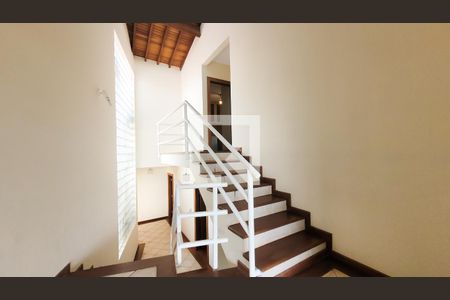 Escada de casa de condomínio à venda com 5 quartos, 400m² em Loteamento Caminhos de San Conrado (sousas), Campinas