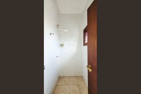 Casa de condomínio à venda com 400m², 5 quartos e 4 vagas Casa de condomínio à venda com 400m², 5 quartos e 4 vagasBanheiro de serviço