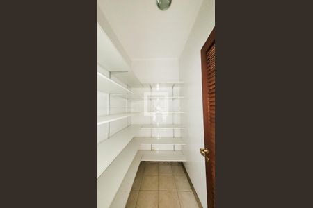 Casa de condomínio à venda com 400m², 5 quartos e 4 vagas Casa de condomínio à venda com 400m², 5 quartos e 4 vagasDespensa