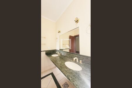 Casa de condomínio à venda com 400m², 5 quartos e 4 vagas Casa de condomínio à venda com 400m², 5 quartos e 4 vagasBanheiro da Suíte master