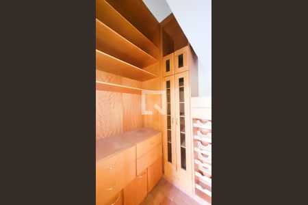 Casa de condomínio à venda com 400m², 5 quartos e 4 vagas Casa de condomínio à venda com 400m², 5 quartos e 4 vagasAdega