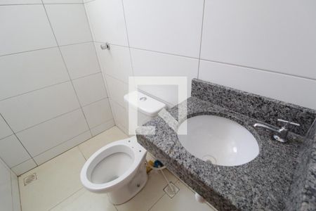 Banheiro do Quarto 1 de apartamento para alugar com 2 quartos, 48m² em Jardim Holanda, Uberlândia