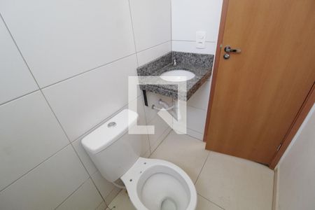 Banheiro do Quarto 1 de apartamento para alugar com 2 quartos, 48m² em Jardim Holanda, Uberlândia